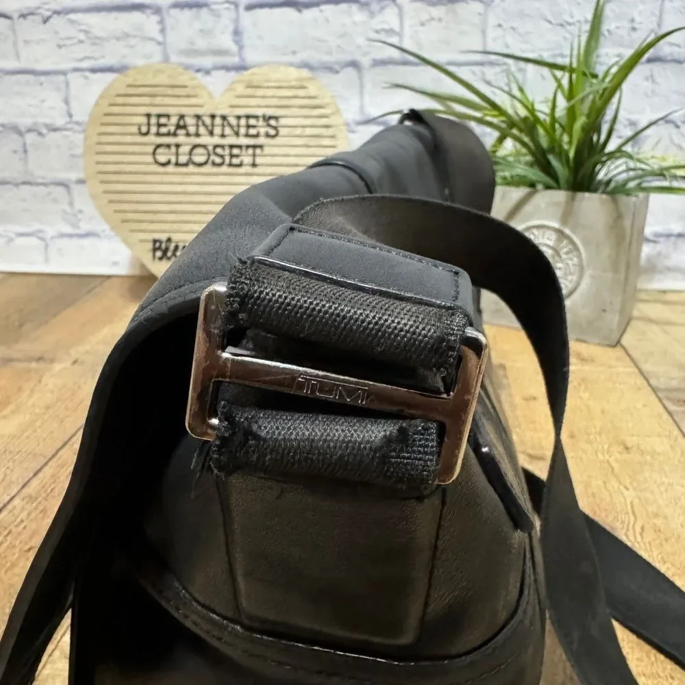 Tumi SOMERSET Leather MESSENGER Beacon Hill Laptop Computer Bag Black 68570 $395